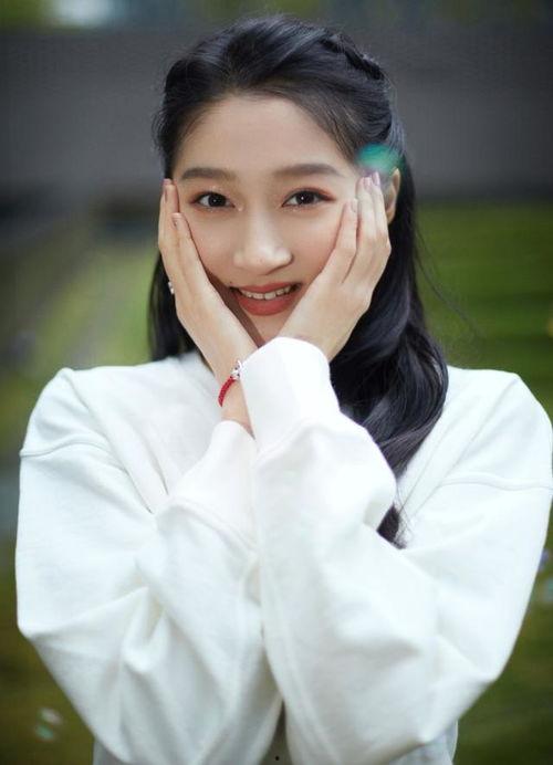 新浪娱乐爆料关晓彤,新浪娱乐独家爆料，当红小花旦感情生活引关注